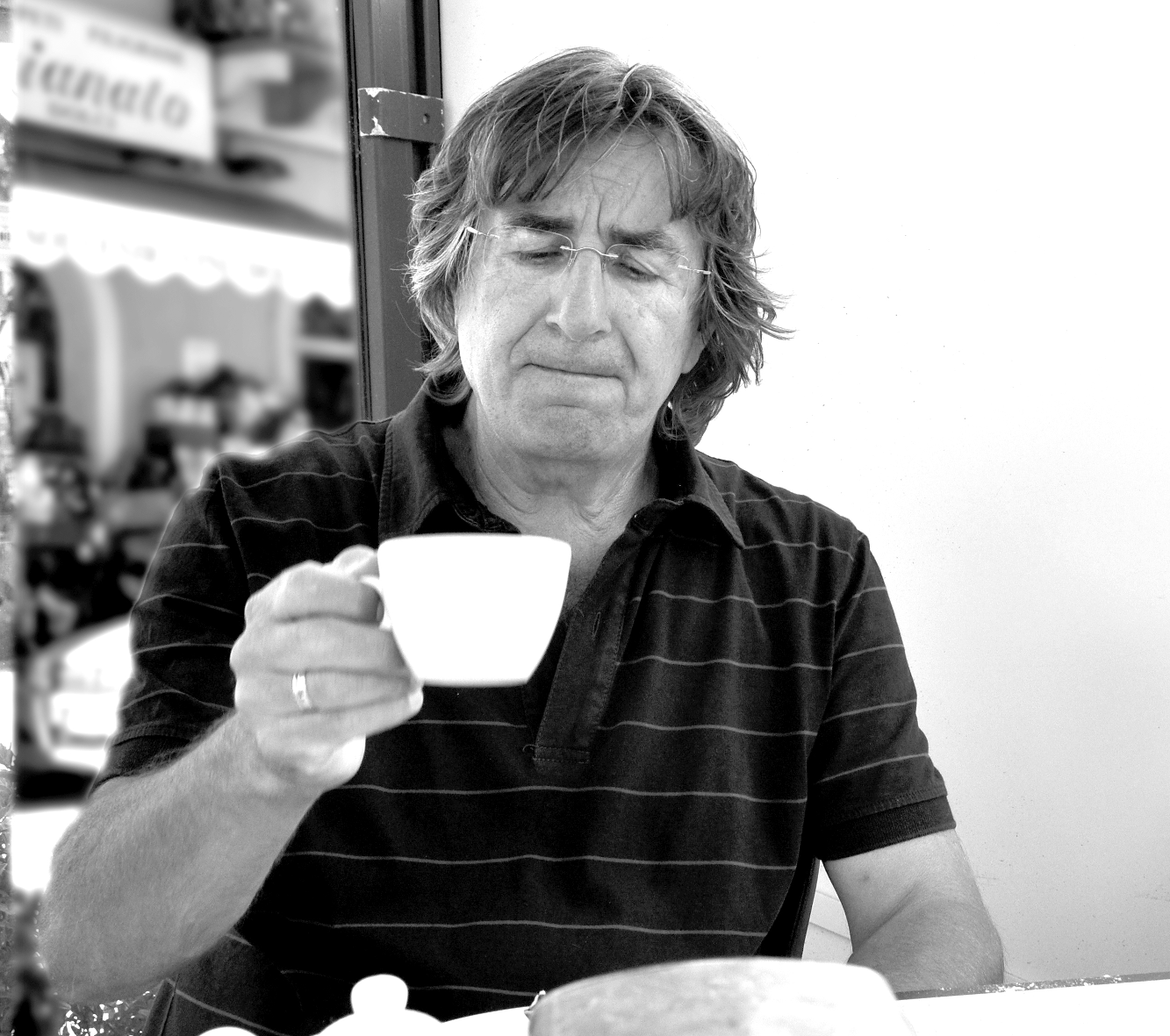 Joan Peris Puig prenent un cafè
